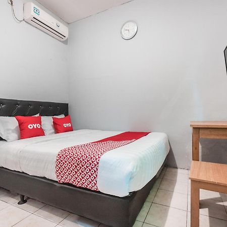 Oyo Living 1756 Amira Guest House Бекаси Экстерьер фото