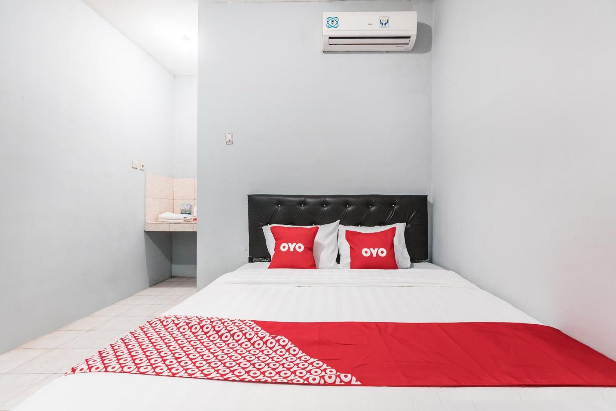 Oyo Living 1756 Amira Guest House Бекаси Экстерьер фото