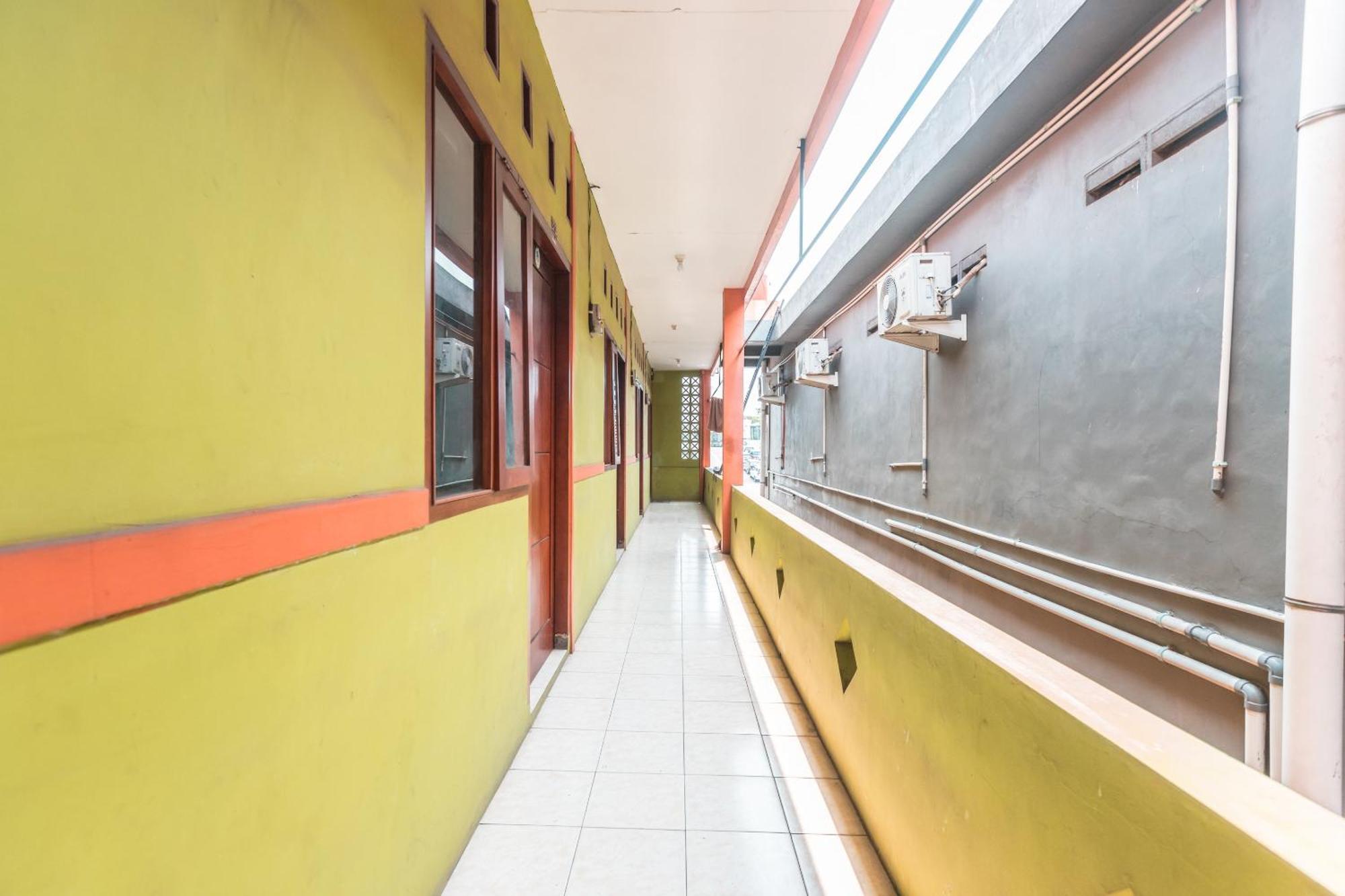 Oyo Living 1756 Amira Guest House Бекаси Экстерьер фото