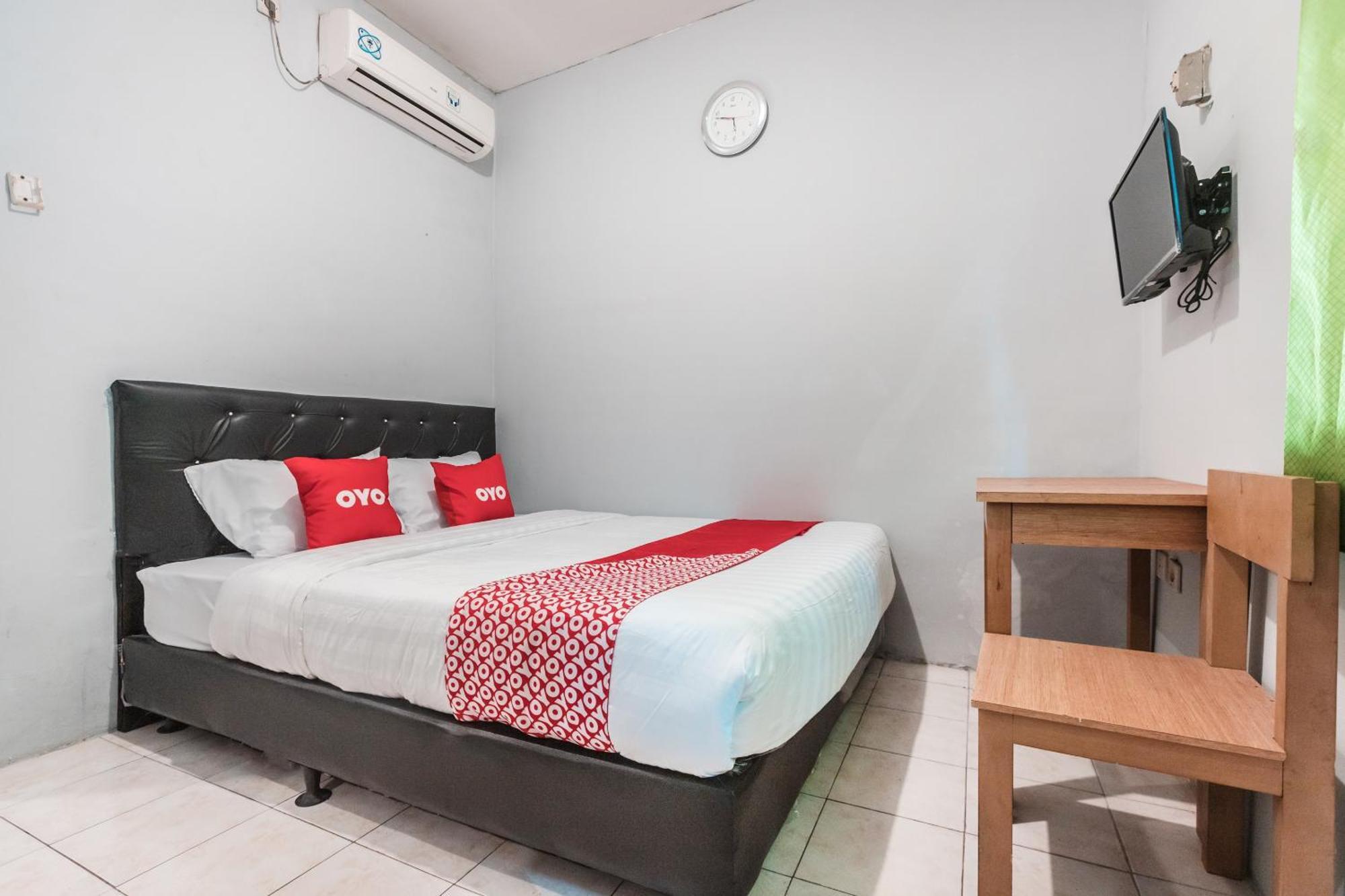 Oyo Living 1756 Amira Guest House Бекаси Экстерьер фото