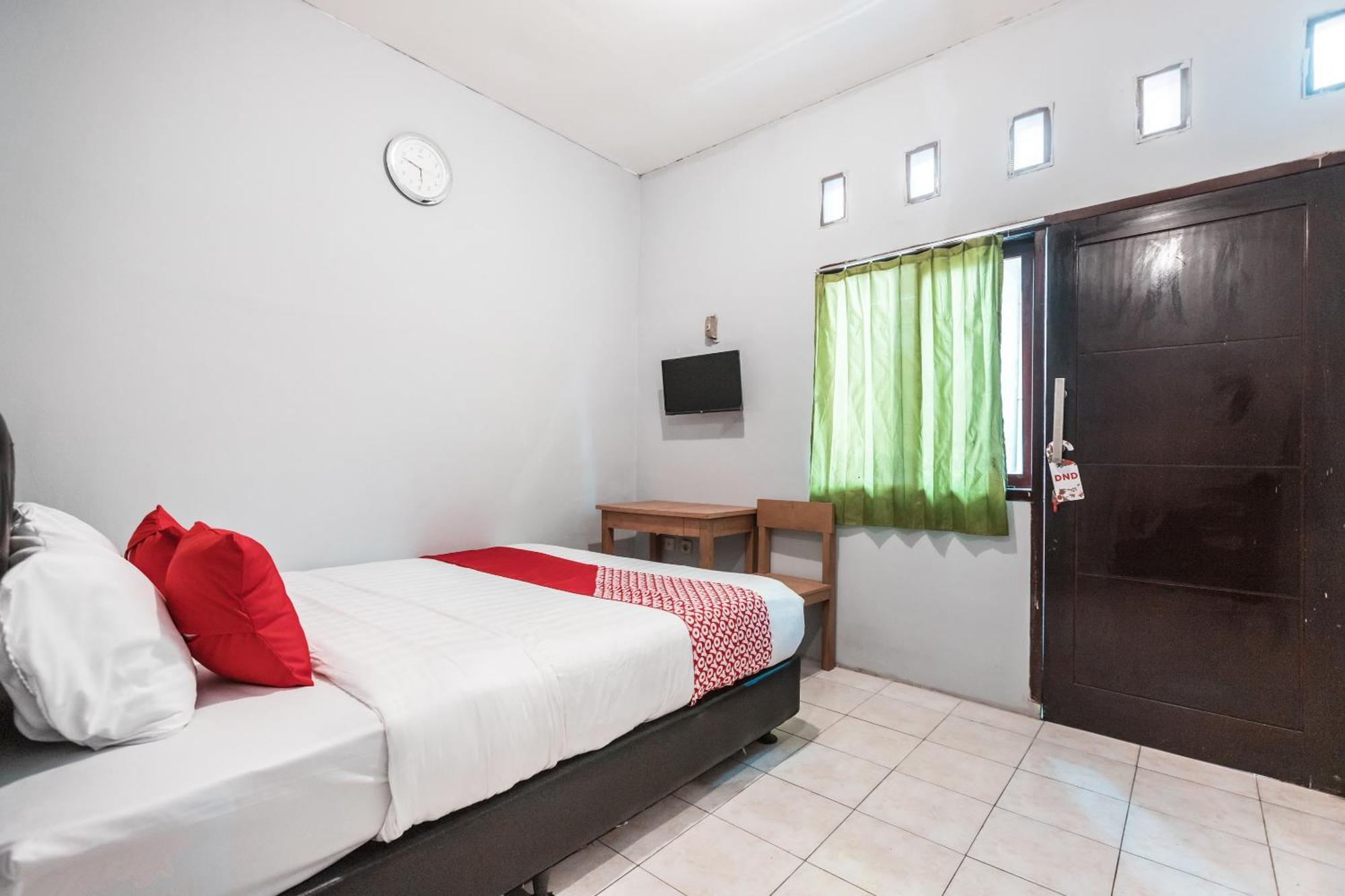 Oyo Living 1756 Amira Guest House Бекаси Экстерьер фото